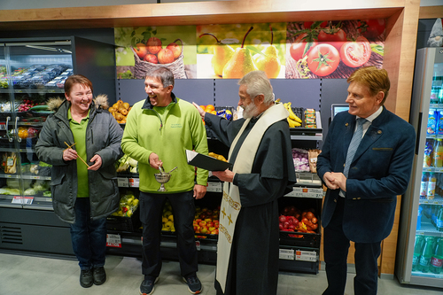 Pater Norbert segnete die Mitarbeiter und das Geschäft